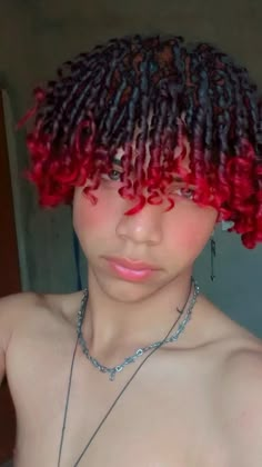 cabelo masculino com prontas vermelhas, angel boy Red Hair Boy, Dyed Curly Hair, Wine Red Hair, Angel Boy, Medium Curls, Black Hair With Highlights, Men Hair Color