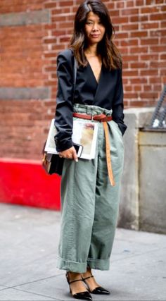 Effortless Style Summer, Army Green Pants Outfit, Outfit With Pants, Coffee Outfit, Clothes Pants, Army Pants, Pinterest Outfits, Green Pants, Pleated Pants