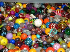 there are many different colored beads in this pile