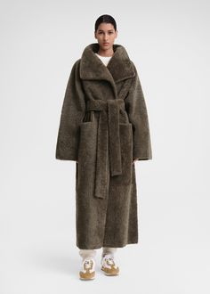 Belted teddy shearling coat cement green – TOTEME Brown Fur Coat Outfit, Toteme Coat, Fur Coat Outfits, Overcoat Men, Cool Coats, Coat Trends, Archive Fashion, Coat Pocket, Teddy Coat