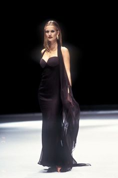 Money Dress, Karen Mulder, 90s Runway Fashion, Star Clothing, Vintage Runway, Dress With Shawl, 90s Models, Gianfranco Ferre, Streetwear Fashion Women