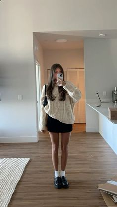 Dress Under Sweater Outfit, City College Outfits, Clothes Astethic Types, Aritzia Pleated Skirt Outfit, Winter Rush Outfits, It Girl Fashion, Winter Outfits Cold Classy, Skirt Outfit, Bookstore Outfit