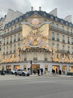 #dior #paris #butterfly Dior Gallery, Dior Butterfly, Dior Store, Building Aesthetic, France Aesthetic, Museum Fashion, Dior Paris