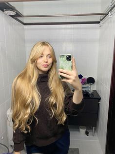 𝒫𝒾𝓃: 𝑔𝑜𝓁𝒹𝓈𝒽𝑜𝓇𝓉𝓎 💌 Natural Honey Blonde Hair, Long Blonde Hair Aesthetic, Golden Honey Blonde Hair, Long Golden Blonde Hair, Natural Blonde Color, Short Trendy Haircuts, Trendy Haircuts For Women, Golden Blonde Hair, Gold Blonde