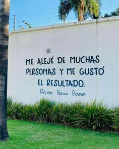 a sign that says me aleue de muchas, personaas y me gusto el resutado