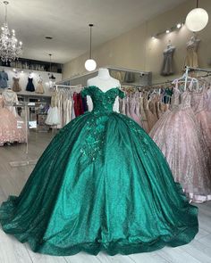 Dark Green Quinceanera Dresses, Emerald Green Quinceanera Dresses, Green Quince Dress, Emerald Green Quinceanera Theme, Green Quinceanera Theme, Green Quinceanera, Xv Dresses, Green Ball Gown, Green Quinceanera Dresses