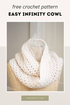 an easy crochet cowl is shown with the text, free crochet pattern