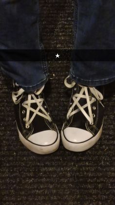 Stars On Converse, Converse Lacing Ideas, Star Laced Converse, Grunge Ideas Diy, Black Converse Embroidery Diy, Converse Lace Patterns, Star Lace Converse, Cool Lace Patterns For Shoes, Converse Shoes Laces Ideas