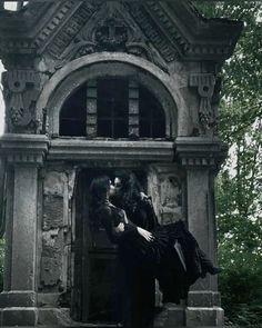 Cute Goth Couples, Graveyard Wedding Photos, Goth Lesbian Couple Aesthetic, Romantic Goth Couple, Lesbian Goth Outfits, Couple Graveyard Photoshoot, Cemetery Couple Photos, Gothic Lesbian Wedding, Sapphic Goth