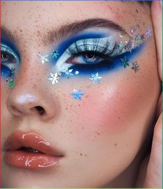 What can be more iconic for a winter makeup look than snowflakes? They’re alluring, magical, and too beautiful to ignore. These snowflake makeup ideas capture the beauty of the colder months fabulously. Snowflake Makeup, Snow Makeup, Makeup Looks Winter, Holiday Eye Makeup, Wonderland Makeup, Xmas Makeup, Trending Looks, Christmas Eye Makeup, Christmas Makeup Look