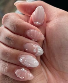 Nail Inspo Seashell, Almond Seashell Nails, Short Almond Pearl Nails, Pearl Summer Nails, Pearl Seashell Nails, Creamy White Nails Design, Seashell Nails Short, Nail Inspo For Cruise, Nail Ideas Mermaid