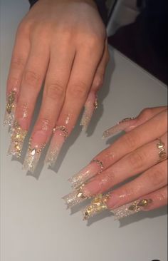 Quinceañera Nails Gold, Quinceanera Nails White And Gold, Latina Acrylic Nails Gold, Champagne Nails For Prom, Cute Rose Gold Quince Nails, Baddie Birthday Nails Gold, Golden Quince Nails, White Snd Gold Acrylic Nails, Champagne Gold Nails Acrylic