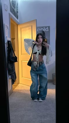 Aliahya Outfits, Sza Inspo Outfits Concert, Baggy Jeans Party Outfit, Good Will Outfits, Stylish Baggy Outfits, Streetwear Fits Girl, School Outfits Inspo 2024, Girly Baggy Clothes Aesthetic, Vest Tank Top Outfit