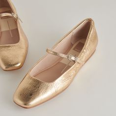 Balletcore for minimalists. REYES brings the classic ballet flat silhouette that's trending now to your closet in a pared-back, understated way—and the result is a shoe that goes with absolutely everything you'll be wearing this season. Leather Upper Recycled Synthetic Outsole Textile Lining Water-based Leather Alternative Sock Imported Woven Ballet Flats, Gold Ballet Flats Outfit, Gold Flats Outfit, Gold Shoes Outfit, Relaxed Fashion, 2024 Fits, Fancy Flats, Gold Ballet Flats, Shoe Wardrobe