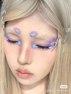 Makeup Looks No Eyebrows, Colorful Eyebrows Makeup, Aliencore Makeup, Aura Makeup Look, Frutiger Aero Makeup, Demisexual Makeup, Otherworldly Makeup, Pan Pride Makeup