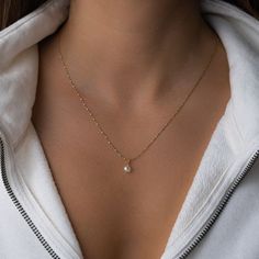 Dainty Classy Jewelry, Nice Necklaces Simple, Dainty Gold Pearl Jewelry, Pale Gold Jewelry, Minimalistic Gold Necklace, Gold Necklace Elegant, Trendy Silver Necklaces, Dainty Feminine Jewelry, Gold Jewelry Minimal