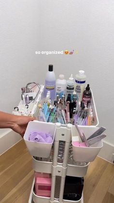 At Home Nail Station, Nailtech Room, Nail School Aesthetic, Nail Room Aesthetic, Nail Tech Set Up At Home, Nail Tech School Student, Nail Organization Ideas, Nail Supply Organization Ideas, Nail Tech Supplies List