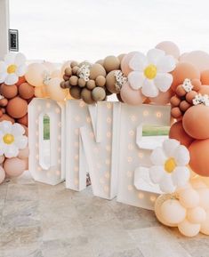 balloons are arranged in the shape of flowers and letters that spell out the word one