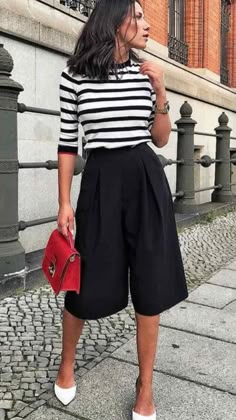 Bermuda Shorts Outfit, Business Casual Skirt, Stripe Outfits, Womens Business Casual, Dita Von Teese, Work Outfits Women, Inspiration Mode