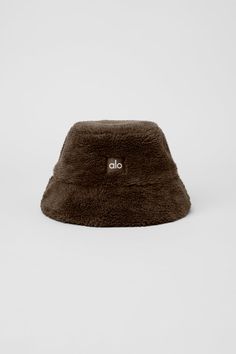 The iconic bucket hat just got a Sherpa update! Top off your cool-weather look with this plush Sherpa bucket hat, featuring a full, textured brim. Plush sherpa (faux fur) Center front woven patch Alo logo Sherpa Bucket Hat, Faux Fur Bucket Hat, Cold Weather Hats, Ballet Pink, Yoga Shop, Back Women, Alo Yoga, Knit Set, Christmas Wishlist