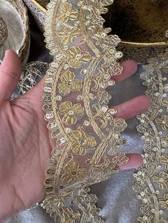 Galon sequin de largeur moyenne doré. Largeur 7,5 cm. Quantité très limitée. Art Appliqué, Traditional Clothes, Traditional Outfits, Mood Boards, Sequin, Couture, Quick Saves, Clothes