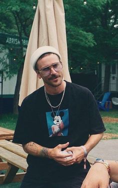 Macho Moda - Blog de Moda Masculina: As CAMISETAS que separam os HOMENS dos MENINOS! Men Hipster Style Outfits, Skater Men Outfits, Skate Outfit Men, Skate Outfits, Skater Style Men, Skater Men, Skate Outfit, Moustache Style, Mens Casual Outfits Summer