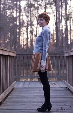 Love the layering of the collared shirt and grey sweater. & a great way to wear a skirt and tights in cold weather. Simple Fashion Outfits, Heels Outfits, Casual Fall Outfits, Fashion Advice, Boyfriend Jeans