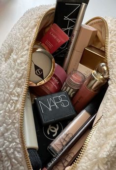 Make Up Astethic, Makeup Bag Aesthetic, Expensive Makeup, Formal Makeup, Makeup Bag Essentials, Makeup List, Ethereal Makeup, Luxury Makeup, Makeup Items