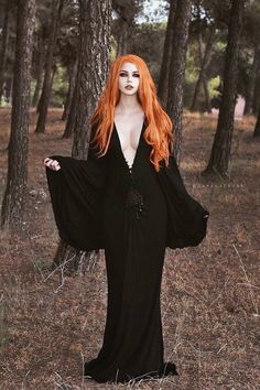 Fete Emo, Gothic Models, Long Red Hair, Goth Women, Goth Beauty, Rock Punk, Gothic Beauty, Gothic Girls, Long Red