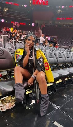 Nba Game Outfit Woman, Nba Game Outfit, De'arra Outfits, Basketball Game Outfit Women, Woman With Hat, Nba Game, Jacket Outfit Women