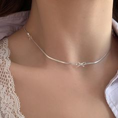 💎 Materials: 14k White Gold Electroplated - more durable than regular platings 📐 Length: 34cm + 5cm extension Bow Choker, Chain Collar, Bone Necklace, Collar Chain, Romantic Jewellery, Bow Necklace, Silver Bow, Bow Knot, Neck Chain