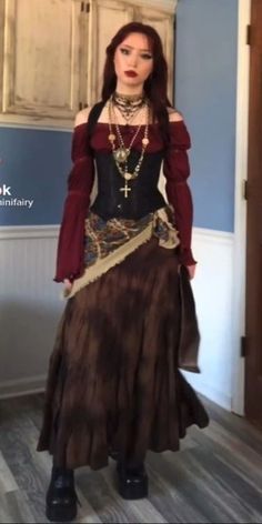 Old Western Outfits Women, Victorian Steampunk Costume, Cloak Outfit, Medieval Outfit, Caribbean Outfits, Ren Faire Outfits, Pirate Dress, Female Pirate Costume, Pirate Halloween Costumes