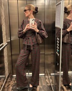 Source: @kellyrutherford on Instagram. Fall Fits, Fashion Poses, Preppy Style