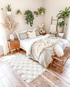 Feng Shui For Your Bedroom: Rules For What To Bring In & Keep Out #bedroomideas #fengshui #bedroommakeover Decor Ideas Bedroom, Redecorate Bedroom, Cozy Room Decor, Room Design Bedroom, Room Makeover Bedroom, Dream Room Inspiration, Room Makeover Inspiration, Decor Minimalist