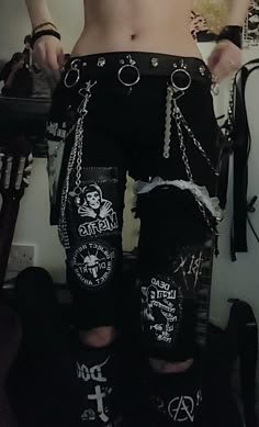 Crust Punk Fashion, Punk Fashion Men, Crust Pants, Edgy Fits, Denim Diy Clothes, Patch Pants, Punk Pants, Quirky Fashion