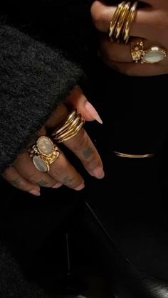 Sade Aesthetic Jewellery, Sade Jewelry Aesthetic, Gold Jewelry On Black Women, Jewelry Aesthetic Black Women, Black Outfit Gold Jewelry, Rings Photography Ideas, Styling Jewelry, Inspiration Illustration