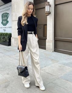 Cream Trousers Outfit, Cream Pants Outfit, Kate Hutchins, Beige Pants Outfit, Wide Leg Trousers Outfit, Wide Leg Pants Outfit, Chique Outfit, Pants Outfit Fall, Winter Pants Outfit