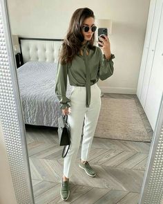 Neon Green Outfits, Modest Fashion Christian, Preppy Chic Outfits, Elegant Outfit Classy, Blouse Casual Fashion, Sophisticated Outfits, Office Outfits Women, Modest Fashion Outfits, Fall Fashion Outfits