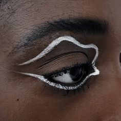 Graphic Eyeliner, Graphic Liner, Eyeliner Looks, Eye Makeup Art, Editorial Makeup, Creative Makeup, Artistry Makeup