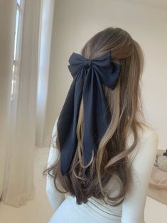 Bow In Back Of Hair, Birthday Clothes Ideas For Women, Coquette Hair Bow, Old Money Hair Styles, Outfits With Bows In Hair, Black Bow Hairstyles, Half Up Half Down Hair With Bow, Hair Bows Aesthetic, Hairstyles With A Bow