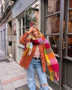 Colorful Scarf Outfit, Blanket Scarf Outfit, Colorful Fall Outfits, Scarf Outfits, Cute Blanket, Scarf Outfit, Look Retro