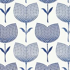 a blue and white wallpaper with large flowers on it's back ground,