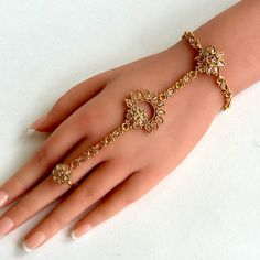 Gold Polki Single Hath Paan/Bracelet/Haath phool/Hathh Panja/finger Hand bracelet/Bridal Jewelry/hand harness/ Hand Jewelry/wedding jewelry Floral Design Antique Hath Panja gold-plated  Sold as single hath paan Ships from California and delivery in 2-5 days in USA. Haath Phool, Hand Harness, Finger Hands, San Ramon, Hand Bracelet, Jewelry Hand, Hand Jewelry, Jewelry Wedding, Chain Link Bracelet