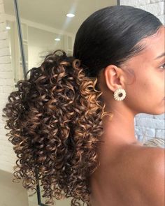 Unleash your beauty with our collection of curly hairstyles! Find your next head-turning look, from bouncy ringlets to soft, romantic waves. Romantic Waves, Hairstyles 2024, Curly Wedding Hair, Curly Hair Styles Easy, Hairdos For Curly Hair, Coily Hair, Spring Hairstyles, Curly Hair Tips, Wedding Hair And Makeup