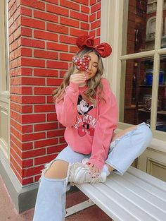 Looking for the best Disneyland outfits for women in spring, summer, fall, and winter (or a Christmas visit)? Get the perfect Disney aesthetic with these comfy, casual and cute outfits perfect for petite, mid-size, or plus size! Whether you are a mom or not, you'll love this list of Disneyland outfit ideas! Disney Poses, Disney Outfits Women, Theme Park Outfits, Cute Disney Outfits, Disney Photo Ideas, Disney World Outfits, Disneyland Outfits, Disney Outfit