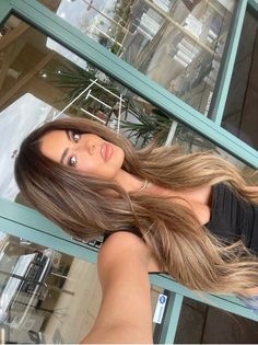 Brown hair with beachy highlights Medium Length Haircut V Shape, Haircut V Shape, Beachy Highlights, Best Fall Hair Colors, Haircut V, Bronde Balayage