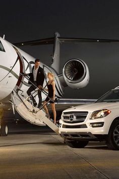 Multibillionaire Lifestyle, Jets Privés De Luxe, Jet Privé, Rich Couple, Mens Luxury Lifestyle, Luxury Lifestyle Aesthetic, Billionaire Lifestyle Luxury Living, Billionaire Luxury, Luxury Lifestyle Couple