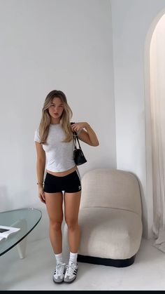 Chill Workout Outfit, Basic Sporty Outfits, Everyday Athleisure Outfits, Cute Activewear Outfits, Casual Gym Outfits For Women, Comfy But Cute Outfits For School, Bodysuit Outfit Shorts, Comfy Stylish Outfits, Exercise Fits