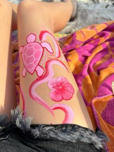 Paint Leg Ideas, Fun Leg Tattoos, Leg Face Paint, Fourth Of July Leg Painting Ideas, Painted Legs Body Art, Painting On Your Leg, Summer Vibes Painting Ideas