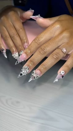 Pinby: @theaishaaaa 💕 White And Gold Stiletto Nails, Freestyle Nail Designs, Nails Set Ideas, Gold Stiletto Nails, Adorable Nails, Pedicure And Manicure, Nails Baddie, Bubble Nails, Hoco Nails